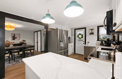 Medina Apartment | Modernized Historical Home in Downtown Medina w/Hot Tub