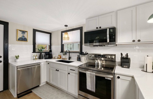 Medina Apartment | Modernized Historical Home in Downtown Medina w/Hot Tub