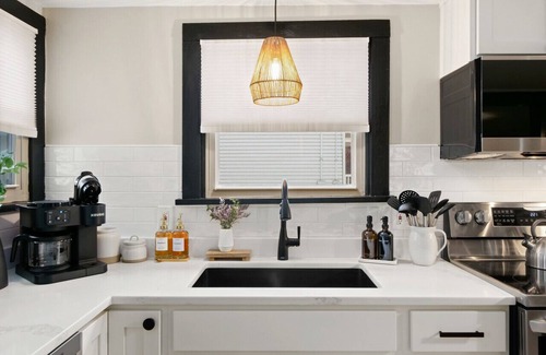 Medina Apartment | Modernized Historical Home in Downtown Medina w/Hot Tub