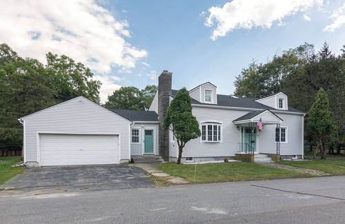 Norwich House | Mohegan Park Escape – Near Casinos – Spacious 4BR House
