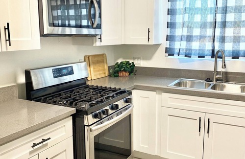 Mojave House | Mojave Desert 3/bed2/bath 2 King size beds full house with WiFi & street parking