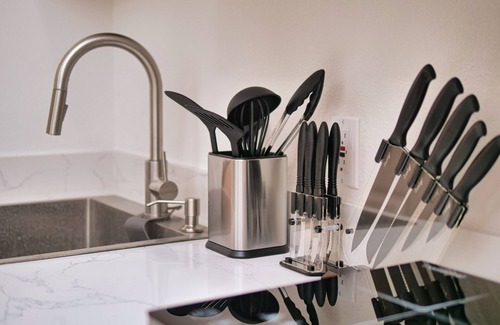 Cambrian House | Molivu Homes Studio | PetFriendly | King Bed | W/D