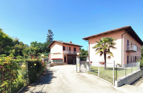 Mascarelli Apartment | Monet - Spacious apartment with garden in La Morra