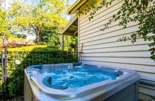 Hepburn Springs House | Monigatti Cottage - enchanting cottage with garden