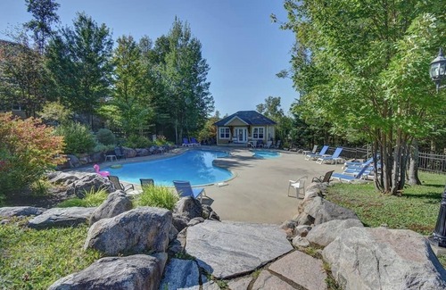 Les Pays-d'en-Haut Regional County Municipality Condo | Mont Blanc Classic Chalet Ski-in/Ski-out