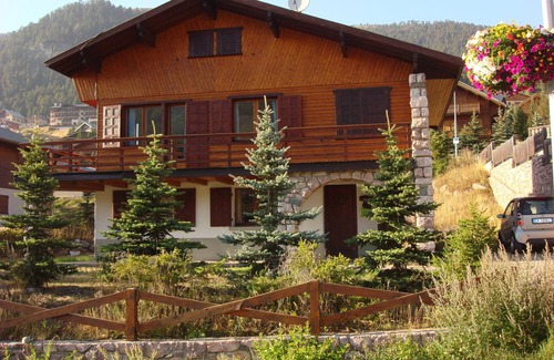 Montgenevre Ski Chalet | Montgenèvre - Chalet in front of Chalmettes chair lift/ticket office