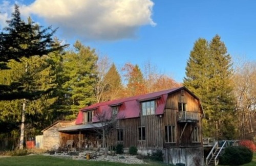 Niles House | Monthly rates available - Sleeps 10+ - Hidden Waterfront Retreat