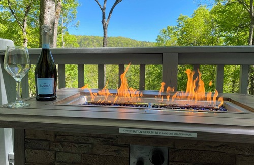 Black Mountain Cabin | MONTREAT ROUND HOUSE - Mountain views, Renovated, Hot Tub, Fire Pit