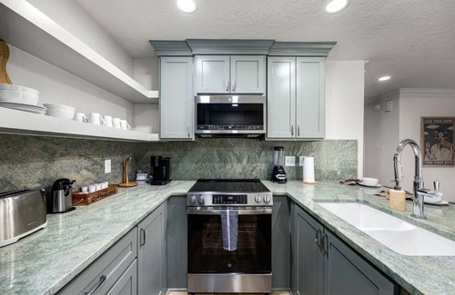 Montrose Villa | Montrose 4BR Sleeps 19 2 Homes Walk to Dining