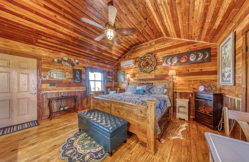 Fredericksburg Hotel | Moon Cabin
