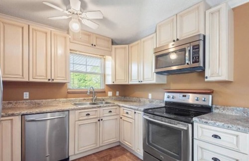 Madisonville House | Moonlight Ridge Resort-mountain views- close to many East TN attractions