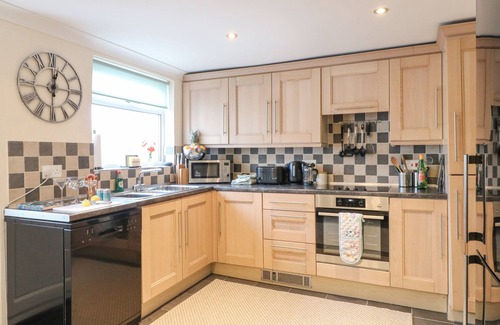 Ashover House | MOOR FARM COTTAGE, family friendly, with hot tub in Ashover