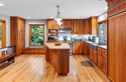 Green Lake House | ★More of Everything-2 Master Suites & deck w/view