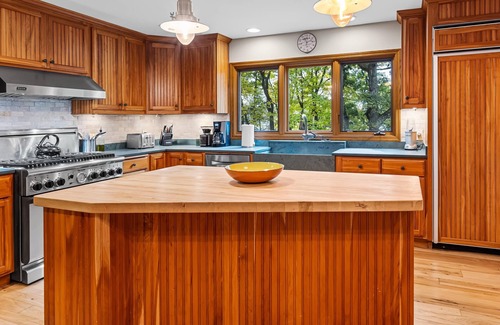 Green Lake House | ★More of Everything-2 Master Suites & deck w/view