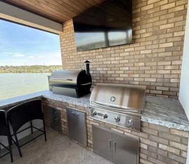 Moses Lake House | Moses Lake Vineyard Retreat-Waterfront Escapism