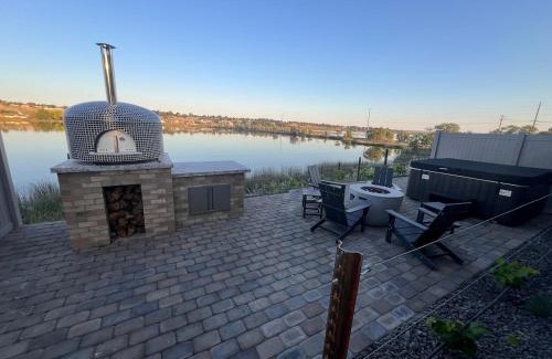 Moses Lake House | Moses Lake Vineyard Retreat-Waterfront Escapism