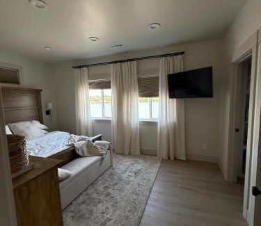 Moses Lake House | Moses Lake Vineyard Retreat-Waterfront Escapism