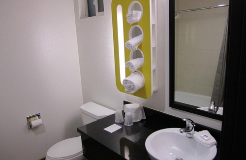 Southwest Anaheim Hotel | Motel 6 Anaheim, CA