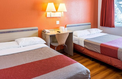 West Park Community Hotel | Motel 6 Bakersfield, CA - Convention Center