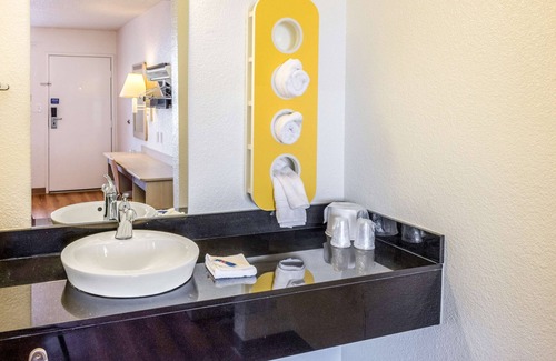 West Park Community Hotel | Motel 6 Bakersfield, CA - Convention Center