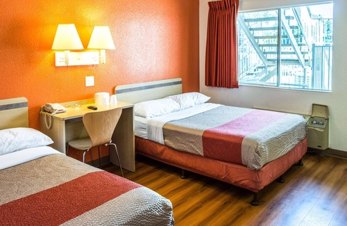 West Park Community Hotel | Motel 6 Bakersfield, CA - Convention Center