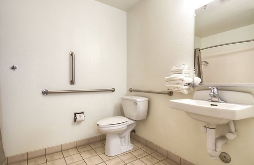 West Park Community Hotel | Motel 6 Bakersfield, CA - Convention Center