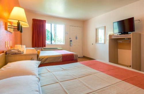 El Cajon Hotel | Motel 6-El Cajon, CA - San Diego