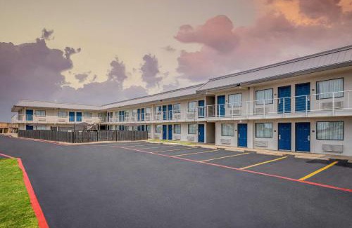 Euless Hotel | Motel 6-Euless, TX - Dallas