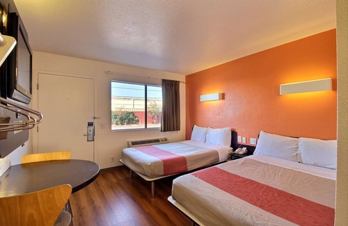 Bonanza Hotel | Motel 6 Laredo, TX - South
