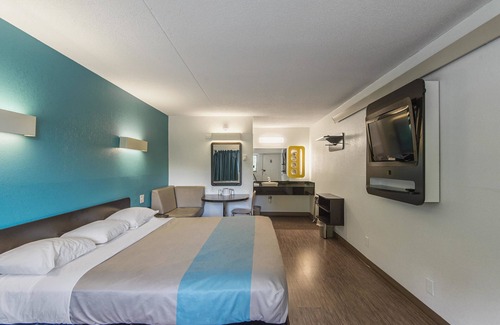 Overland Park Hotel | Motel 6 Overland Park, KS
