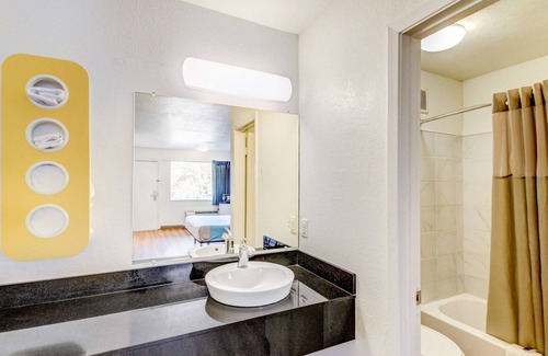 Lacy-Lakeview Hotel | Motel 6 Waco, TX - Lacy Lakeview