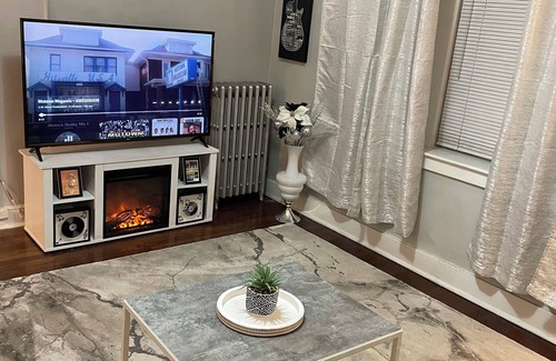 Detroit Apartment | Motown “Music Lovers” Suite