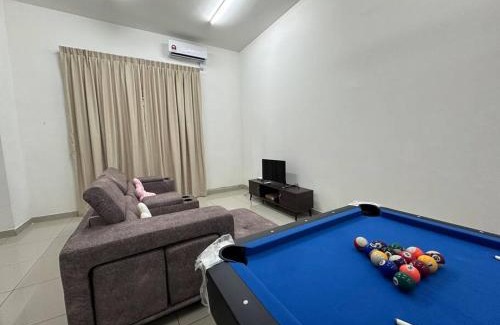 Taman Mount Austin House | Mount austin 18 pax AR50 pool