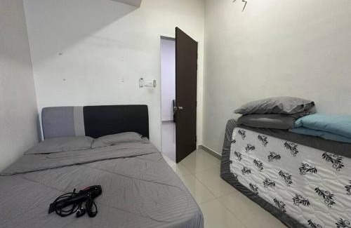 Taman Mount Austin House | Mount austin 18 pax AR50 pool
