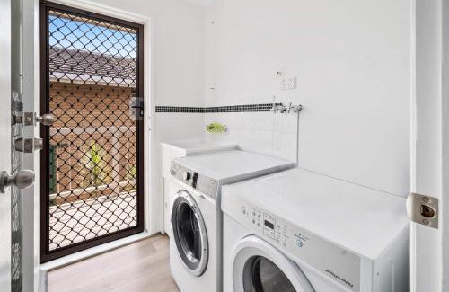 Mount Warren Park Apartment | Mount Warren Park Stay 2 BR for Work and Families