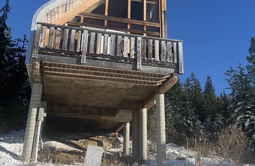 Comox Ski Chalet | Mount Washington Chalet sleeps 4-7 directly on the mountain