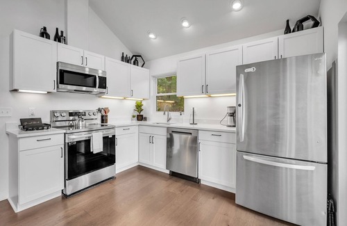 Millville House | Mountain Chic Retreat-Harpers Ferry, the AT, Wine country w/Lake Beach passes!
