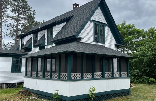 Shelburne Cottage | Mountain cottage. 4-bdrm cottage in the White Mountains with hiking trails.