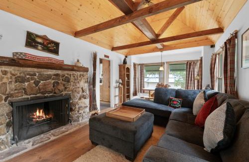Boulder Bay House | Mountain Cottage - Hot Tub! Walk to Lake and National Forest Hiking Trails