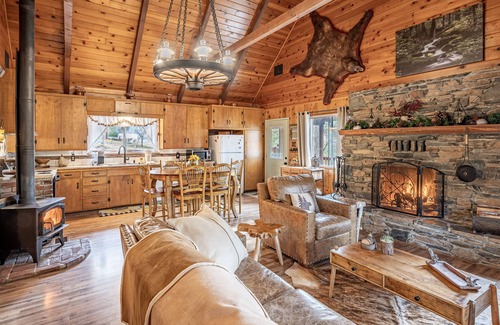 Oakhurst Cabin | Mountain Meadow Cabin with Private Hot Tub, Close to Yosemite & Bass lake