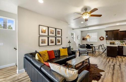 Flagstaff Villa | Mountain Peaks Getaway 4BR4BA Pet-Friendly Central AC Near Downtown Trails