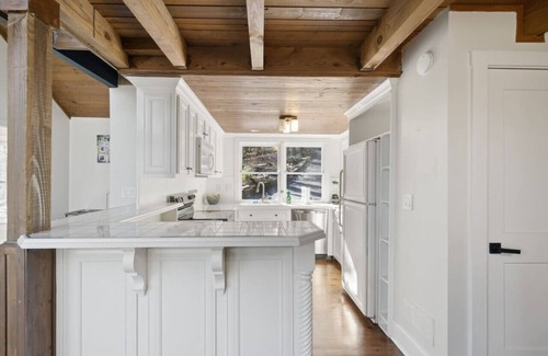 Big Canoe House | Mountain Retreat by the stream in Big Canoe