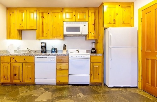 Olympic Valley Hotel | Mountain Retreat! Full Kitchen, Outdoor Spa Tub, Free Parking!