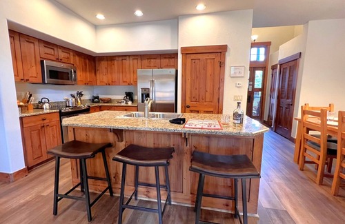 Breckenridge Ski Chalet | Mountain Thunder Fresh Tracks Condo Ski-In Pools Hot Tubs Walk to Main St