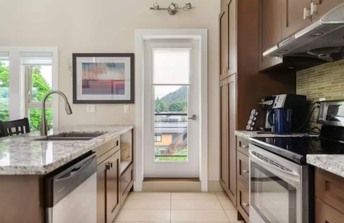 Harrison Hot Springs Apartment | Mountain View Penthouse 7BR Combo
