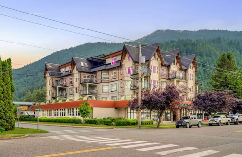Harrison Hot Springs Apartment | Mountain View Penthouse 7BR Combo