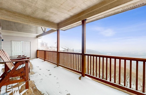 Sugar Mountain Condo | Mountain view condominium w/private deck and vaulted ceilings