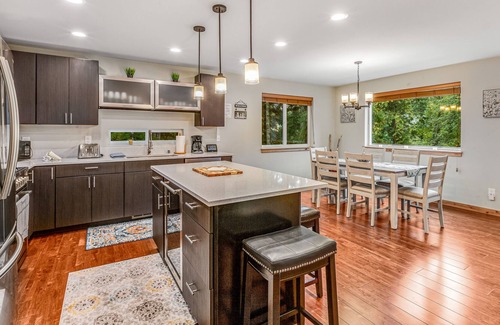 Hyak House | Mountain view home near lifts with fireplace, washer/dryer, balcony & jetted tub