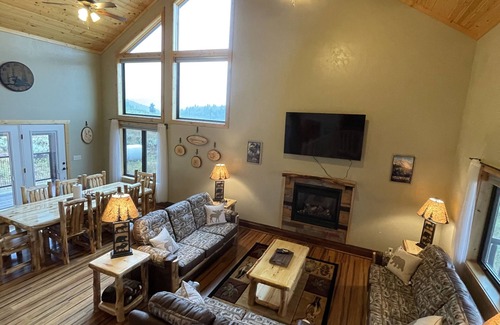 Island Park Cabin | Mountain View Lodge 10 min to YNP+WiFi+Hot Tub+AC