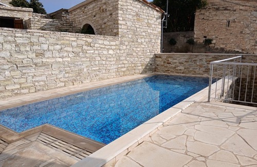 Skarinou Apartment | Mountain View Oasis